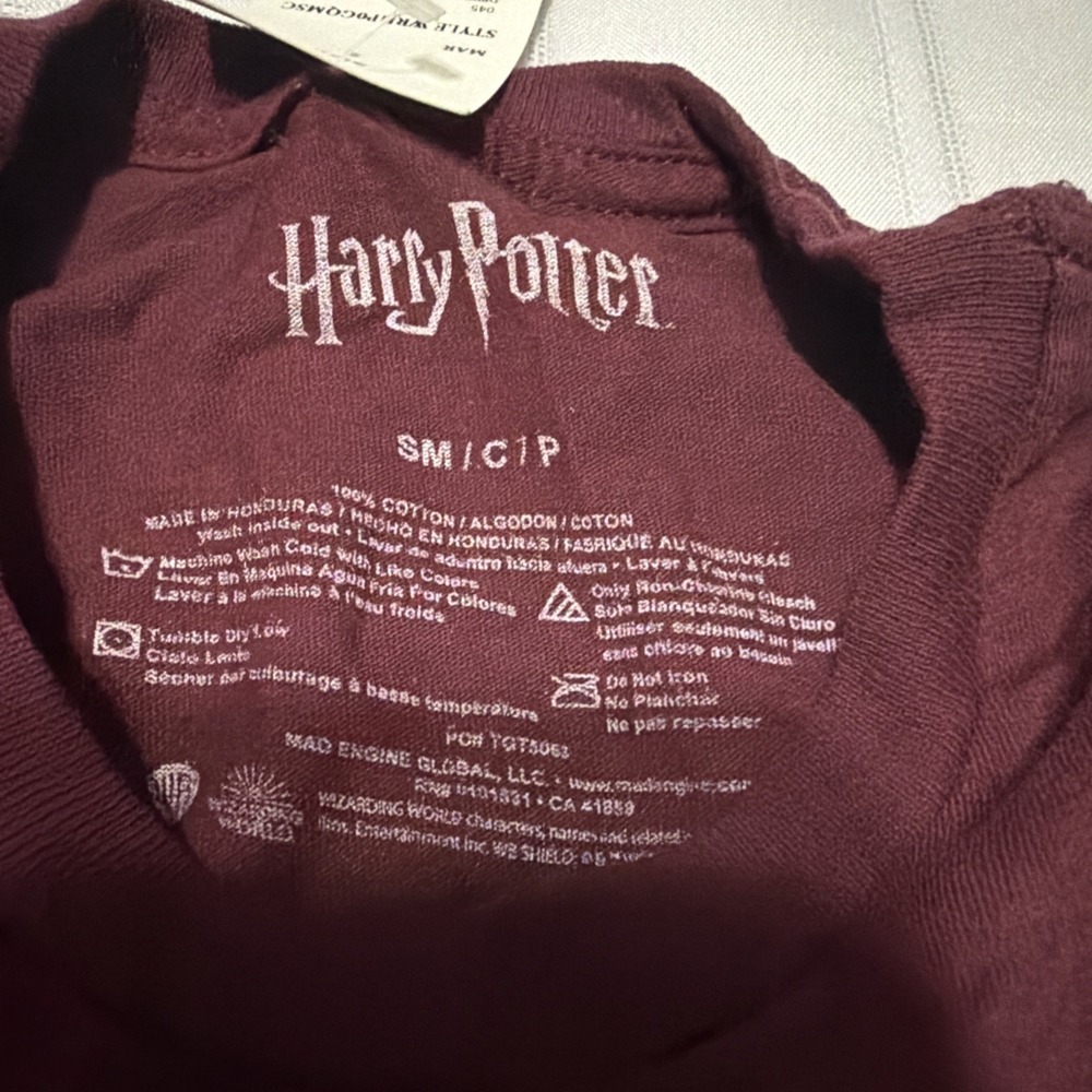 Harry Potter Hogwarts Alumni T-Shirt Maroon Size L NWOT New With Sticker - Picture 4 of 5